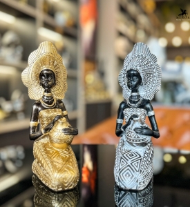 CÔ GÁI NGỒI